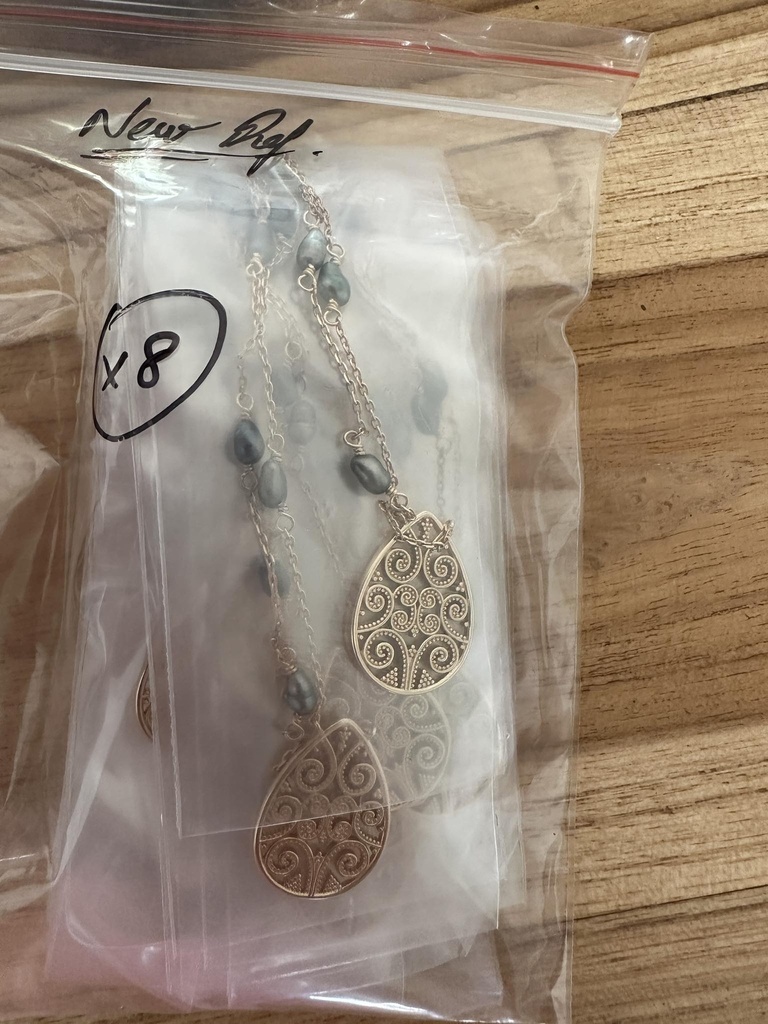 Collier plaqué or estampe goutte et keishis