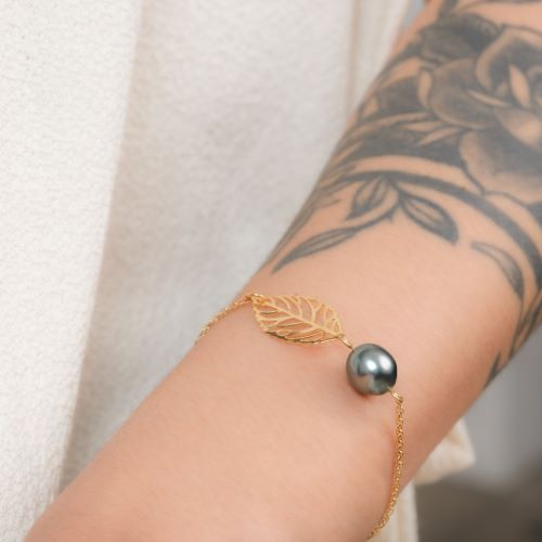 Bracelet acier doré minimaliste feuille et perle de Tahiti