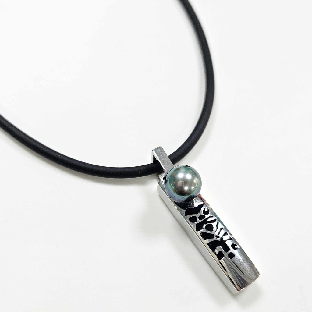 COLLIER CAOUTCHOU AVEC CARTOUCHE TATTOO ET PERLE DE TAHITI