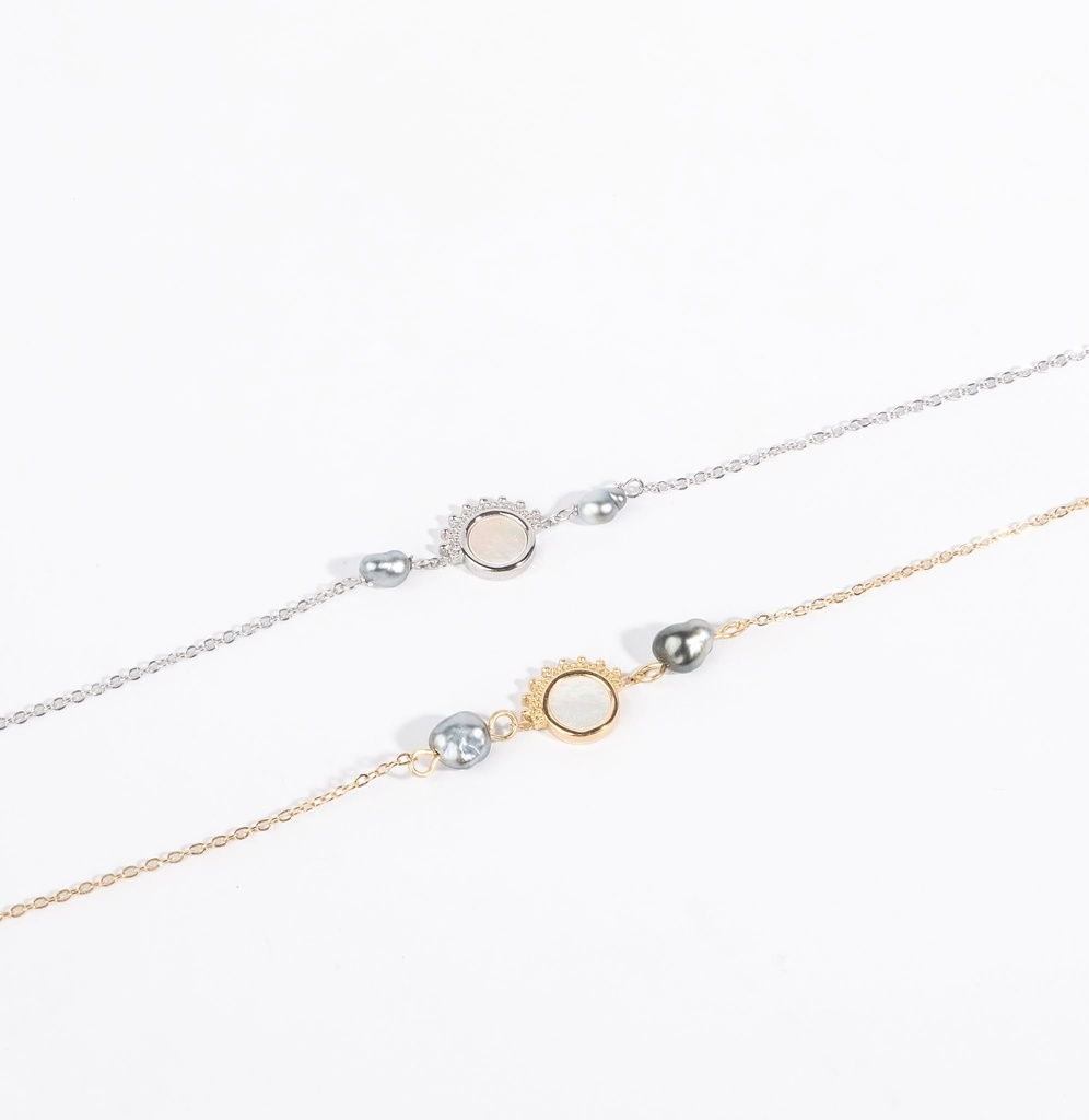 BRACELET MEDAILLON NACRE ET 2 KEISHIS - ACIER DORE