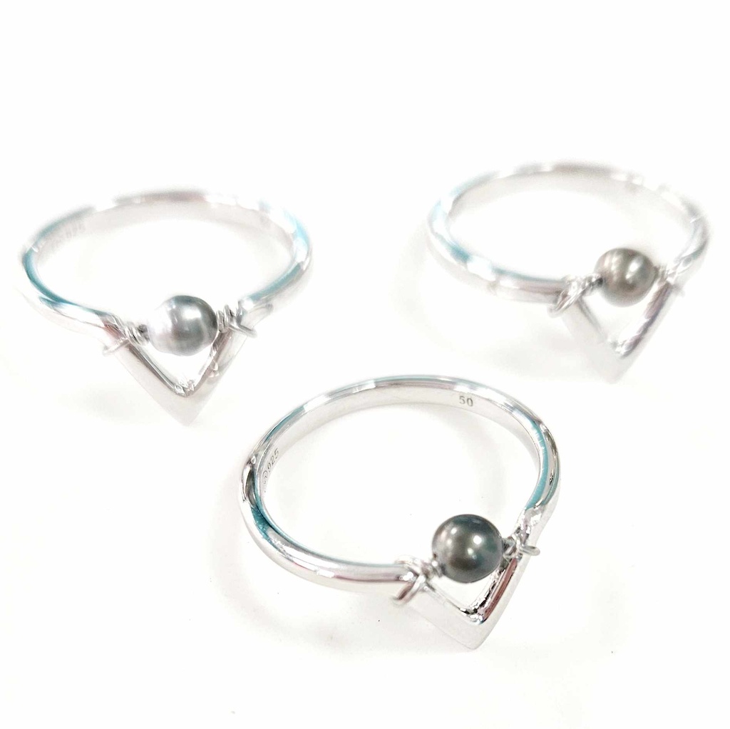 Bague  V en argent rhodié + 1 Keishi