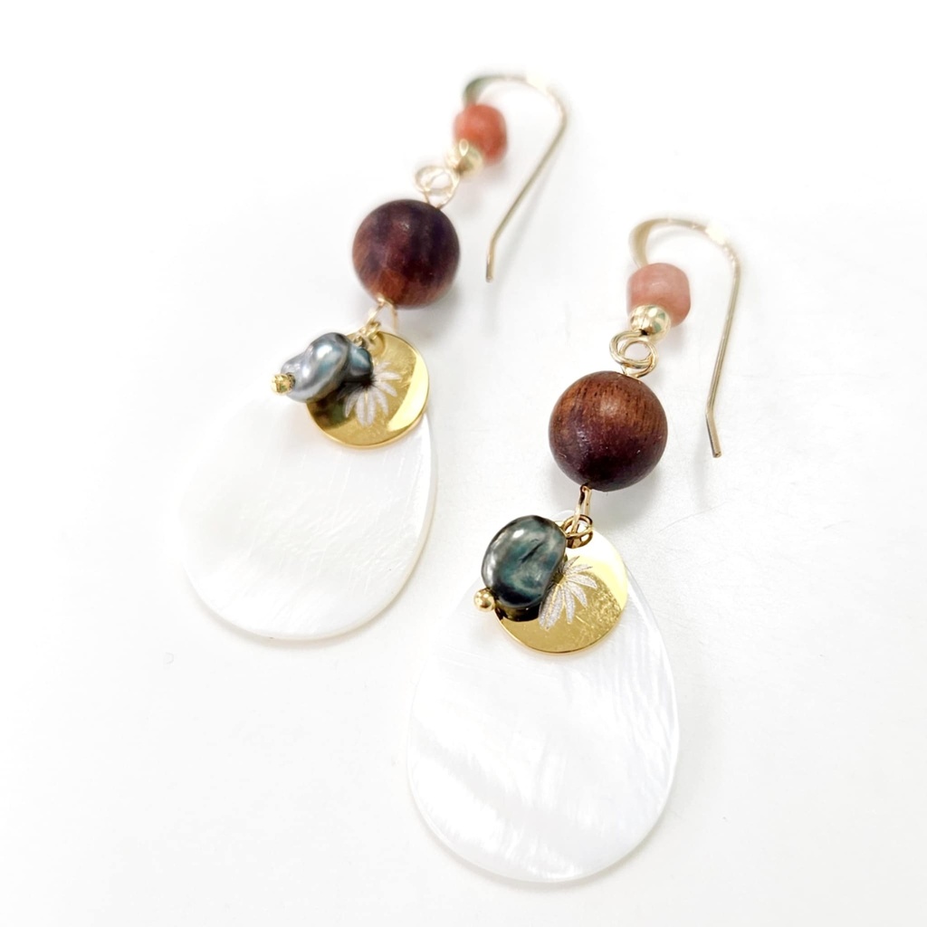 Boucles d'oreille nacre blanche, pierre rose &amp; bois, sequin, keishis - plaqué or