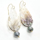 Boucles d'oreilles acier doré nacre gravée + perle