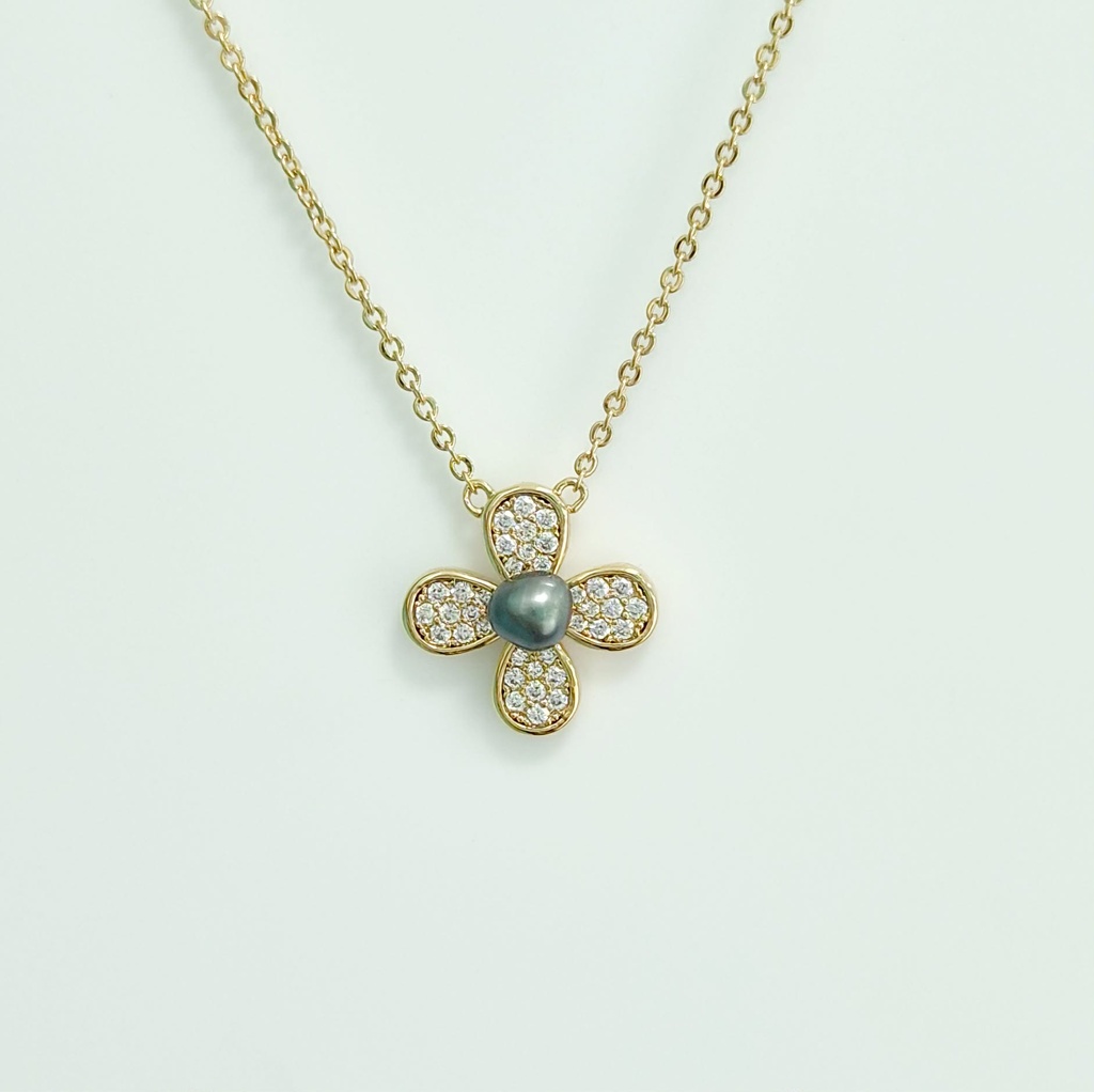 COLLIER PLAQUE OR FLEUR 4 PETALES ZIRCONS ET 1 KEISHI