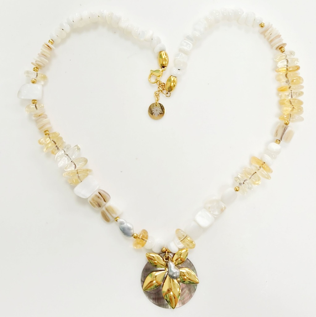Collier en acier doré FLEUR + nacre + 2 keishis + agate jaune
