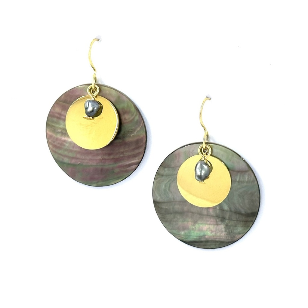 Boucles d’oreilles en acier doré, nacre ronde et Keishi