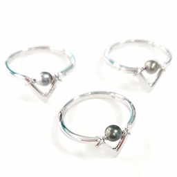 Bague  V en argent rhodié + 1 Keishi